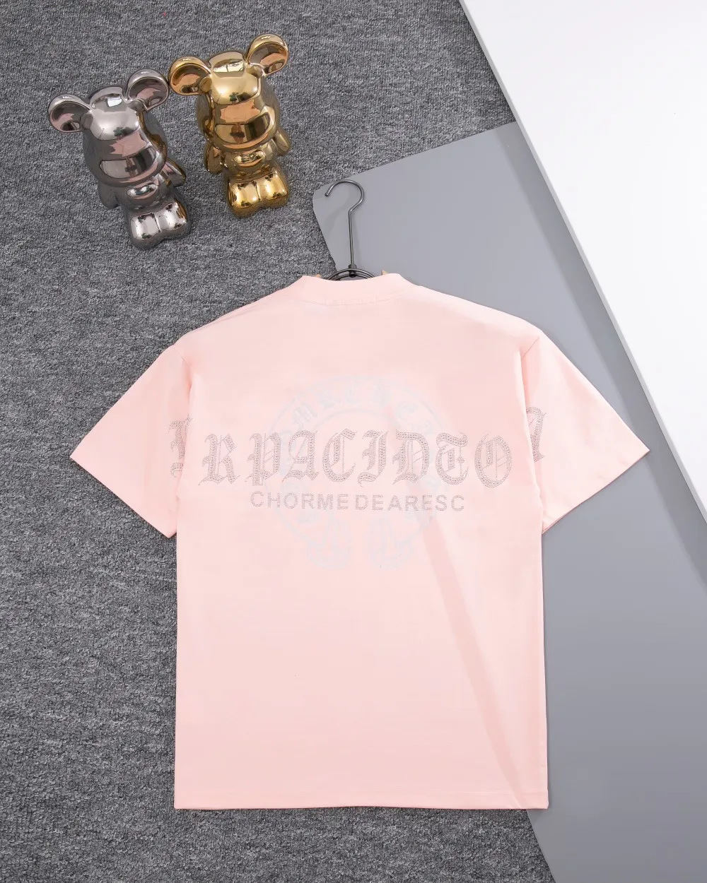 P190 CHROME HEARTS hot-drilled short-sleeved T-shirt. The front and rear panels are marked with high-end hot-drilled flower craftsmanship. The fabric is comfortable and soft, and the high-end washing water is used. The ribs are customized and dyed in the same cylinder. Three standards are complete, the official website is synchronized, and the original mold is opened. The same style for men and women. It is also a practical item that is necessary for daily use. Color: Black White Pink Size: S M L XL